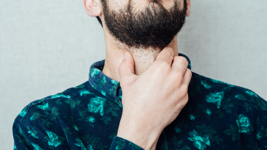 Halsont är ett symtom vid halsfluss som leder till att du får rejält ont i halsen och även svårigheter att svälja på grund av att det uppstår smärta och svullnad i svalget. Foto: Shutterstock